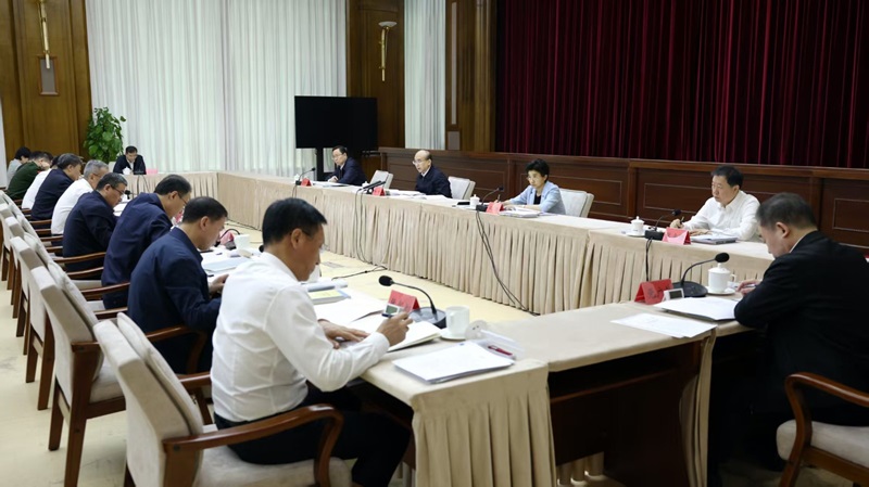 省委理论学习中心组举行集体学习